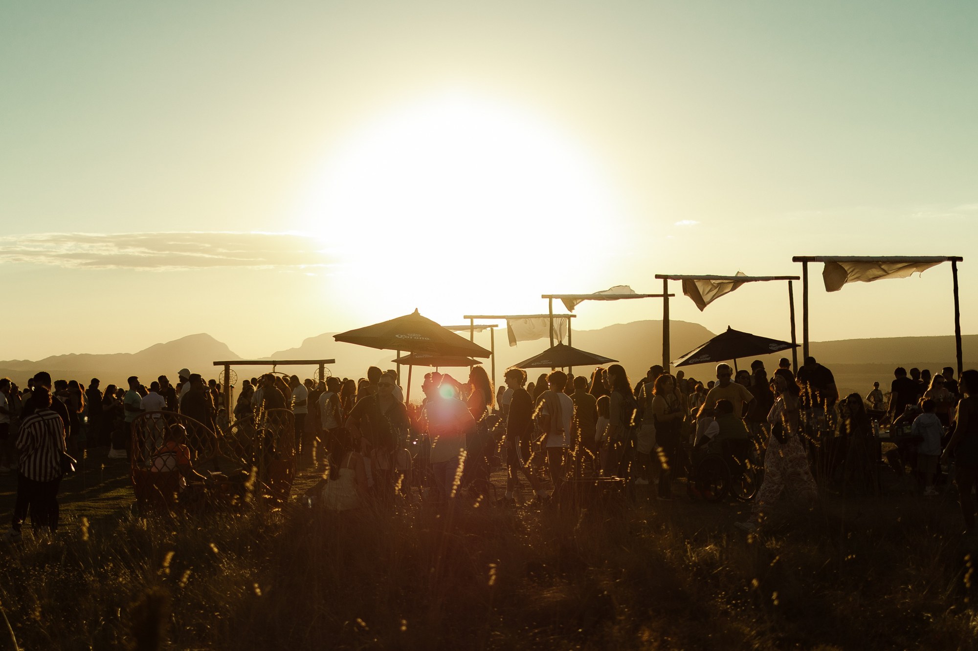 Participantes reunidos ao pôr do sol na celebração pós-prova